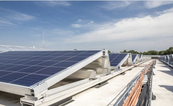 Zonnepanelen op bedrijfsdak