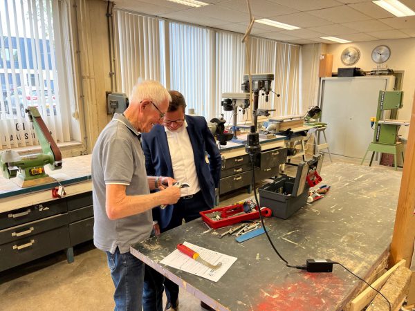 Wethouder op bezoek bij het Repair Café