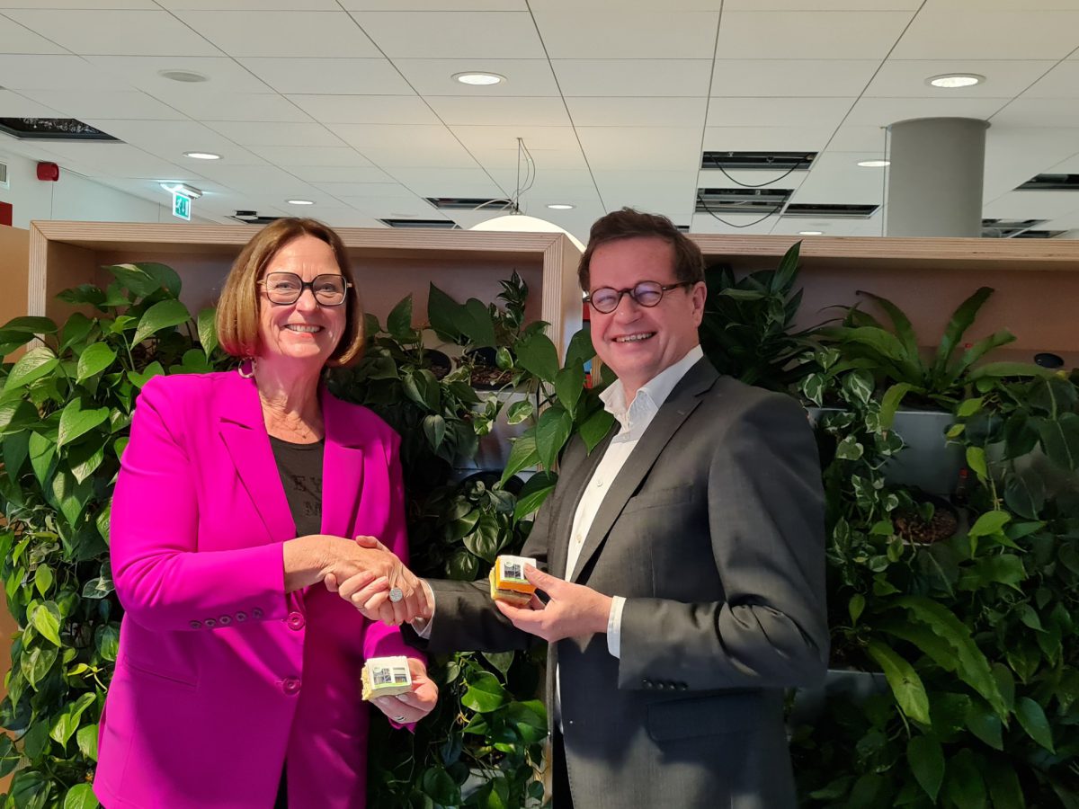 Directeur-bestuurder Wilma van Ingen van Domijn en wethouder Pieter van Zwanenburg feliciteren elkaar.